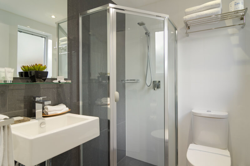 studio-apt-bathroom